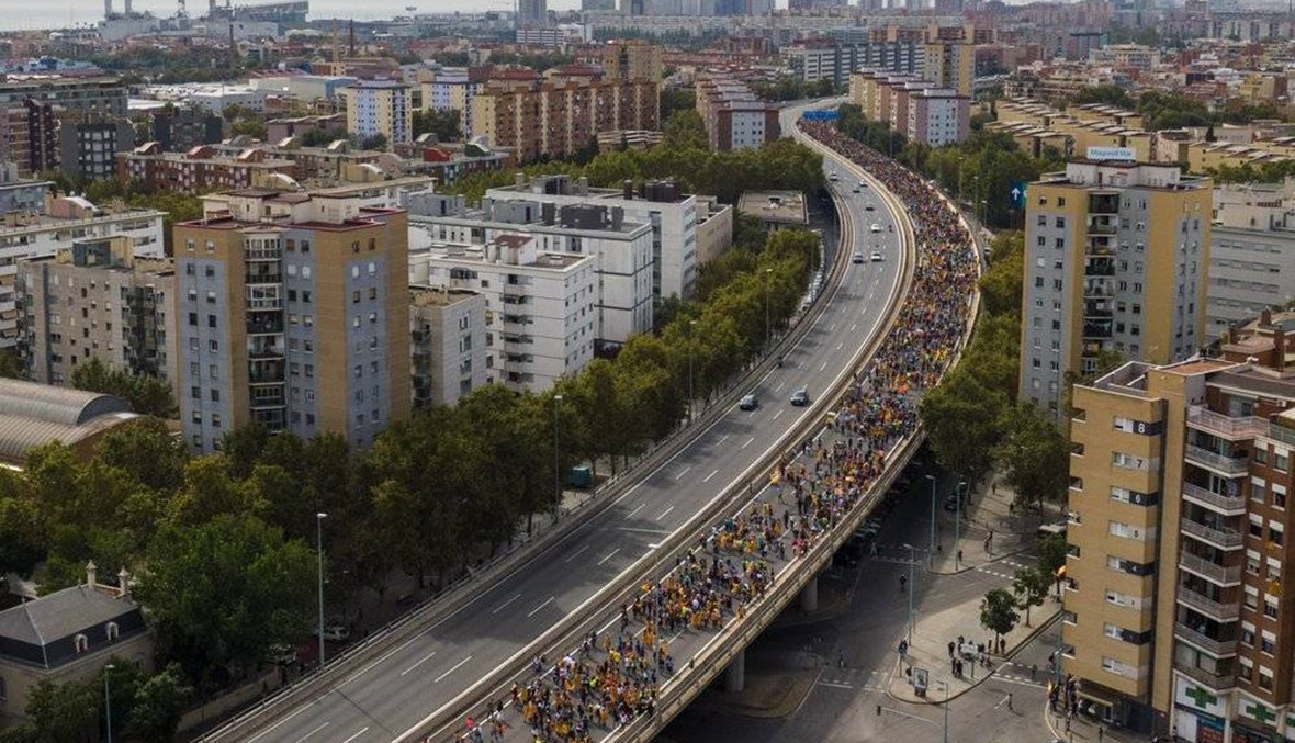 إسبانيا: مسيرة ضخمة مؤيدة للاستقلال في برشلونة... هتافات وصدامات مع الشرطة
