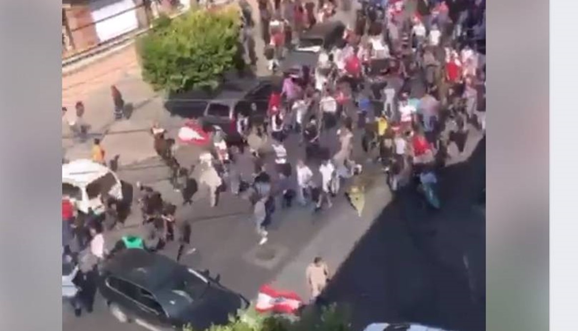 بالفيديو: الاعتداء على المتظاهرين في صور