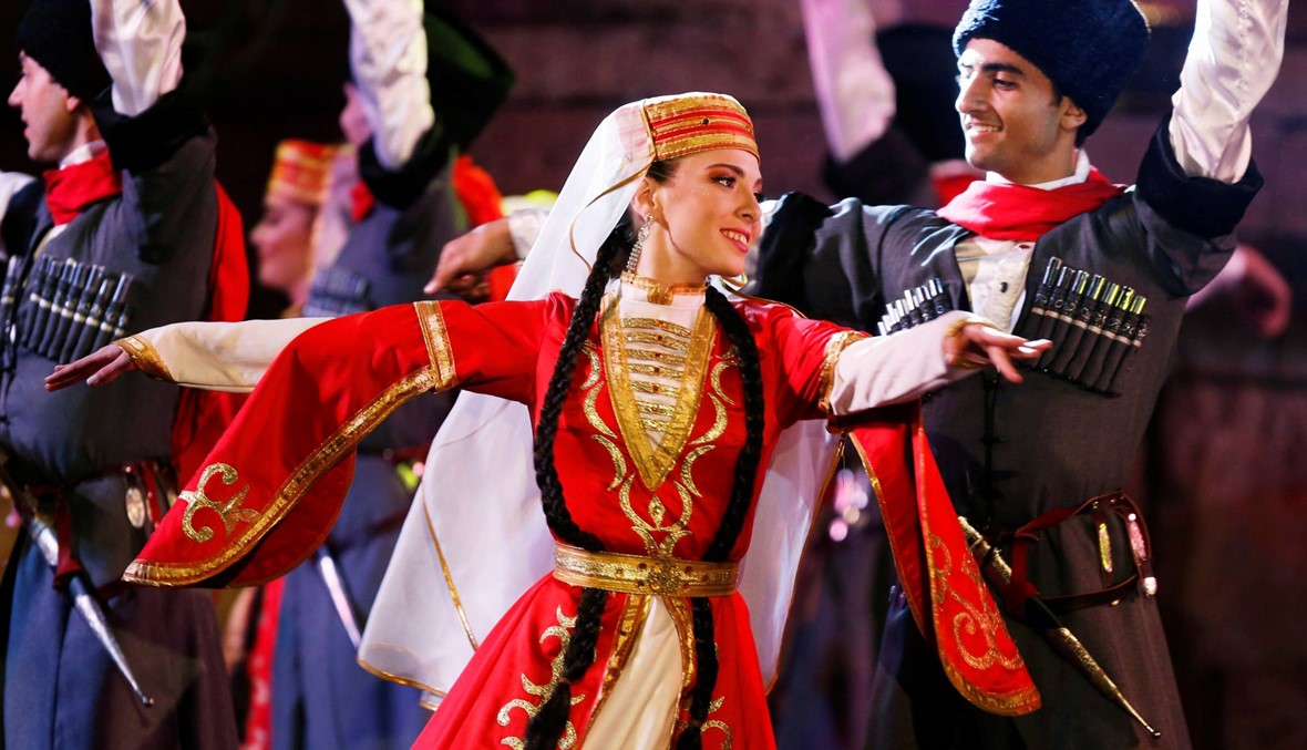 حريتها مقدّسة ولا يتدخل فيها أهلها... تعرّفوا إلى نساء الشركس