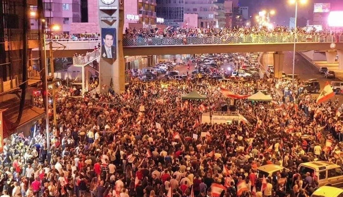المشهد الآن في جلّ الديب... آلاف المتظاهرين على وَقْع الأغنيات الثورية (فيديو)