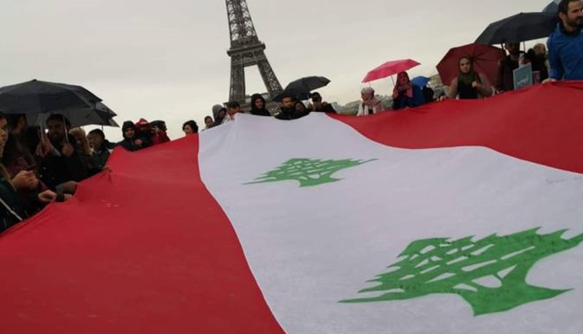 آلاف اللبنانيين في جوّ ماطر... العلم واحد تحت برج إيفل (فيديو)