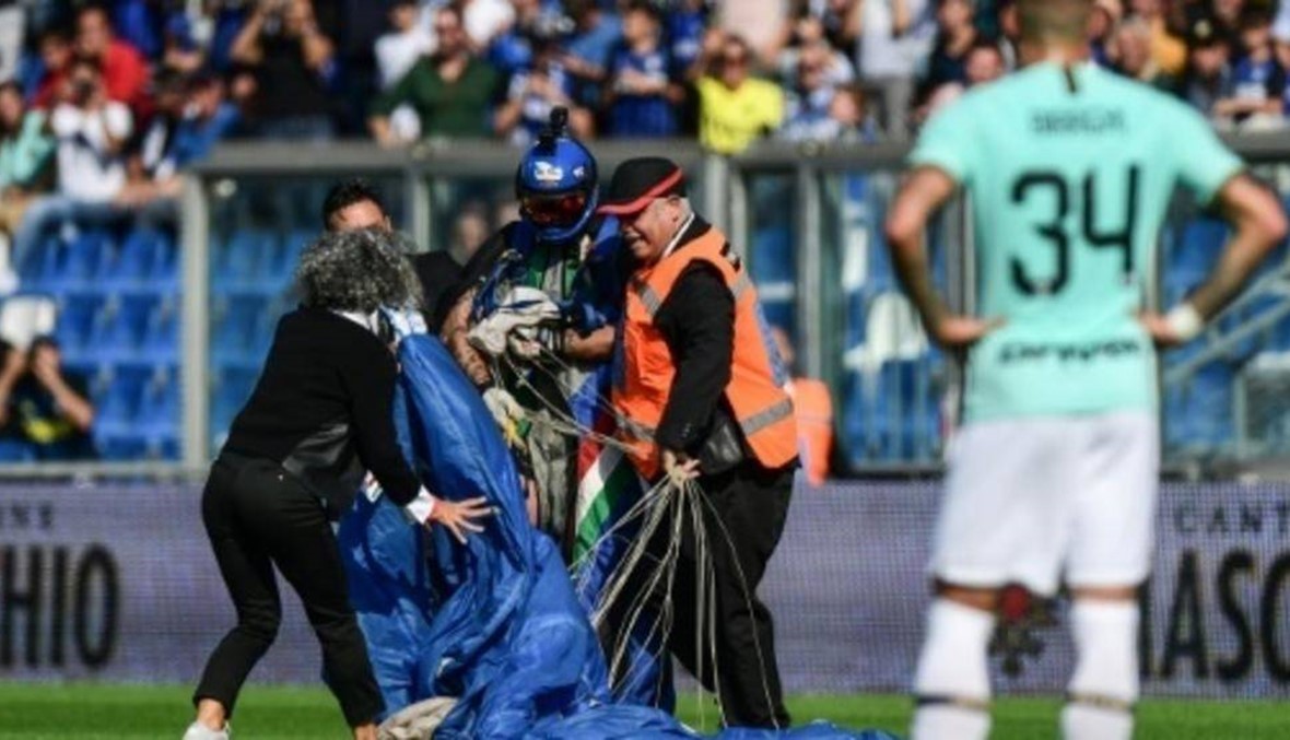 بالفيديو: مظلي يحط في ملعب مباراة إنتر ميلان وساسوولو