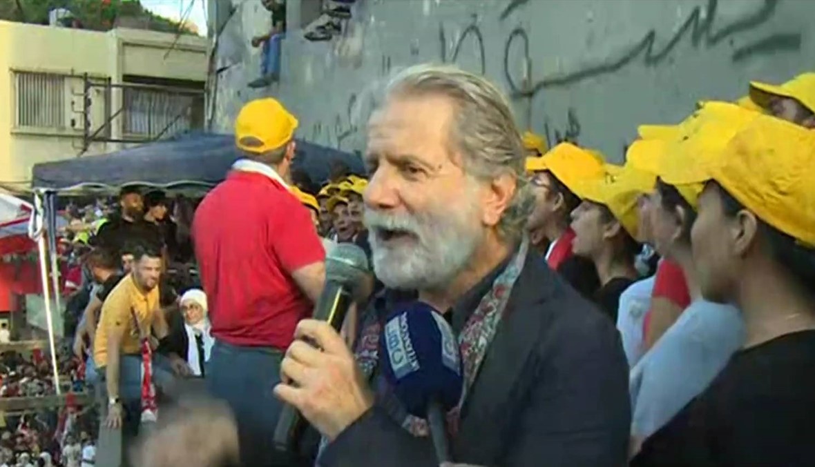 مارسيل خليفة بين المتظاهرين في ساحة النور: "شدّوا الهمّة" (فيديو)