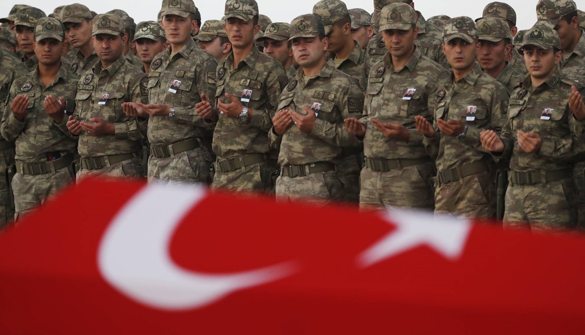 المقاتلون الأكراد نفّذوا انسحاباً من رأس العين على الحدود مع تركيا