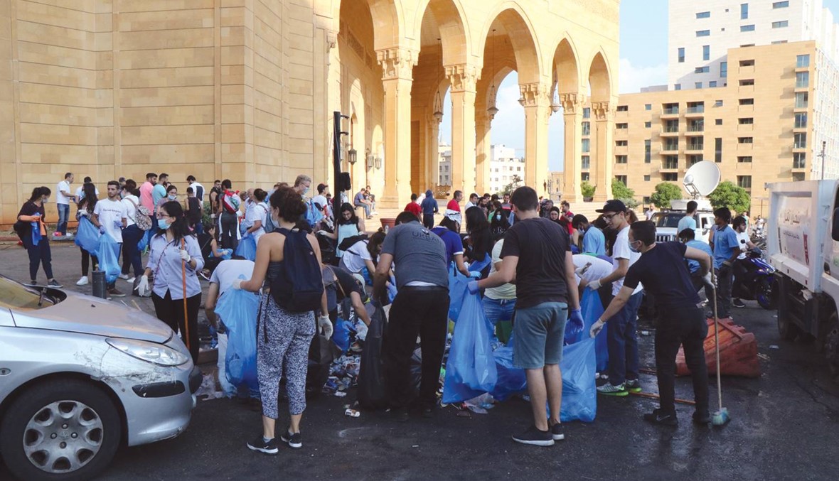 في ساحات الحراك: صغار وكبار يتطوعون لتنظيف شوارع بيروت صباح كل يوم غداة التظاهرات
