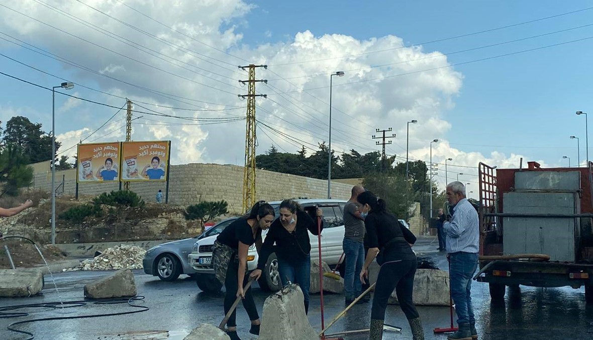 بالصور- نساء ينظّفن الشوارع في صوفر والأهالي يعيدون قطعها