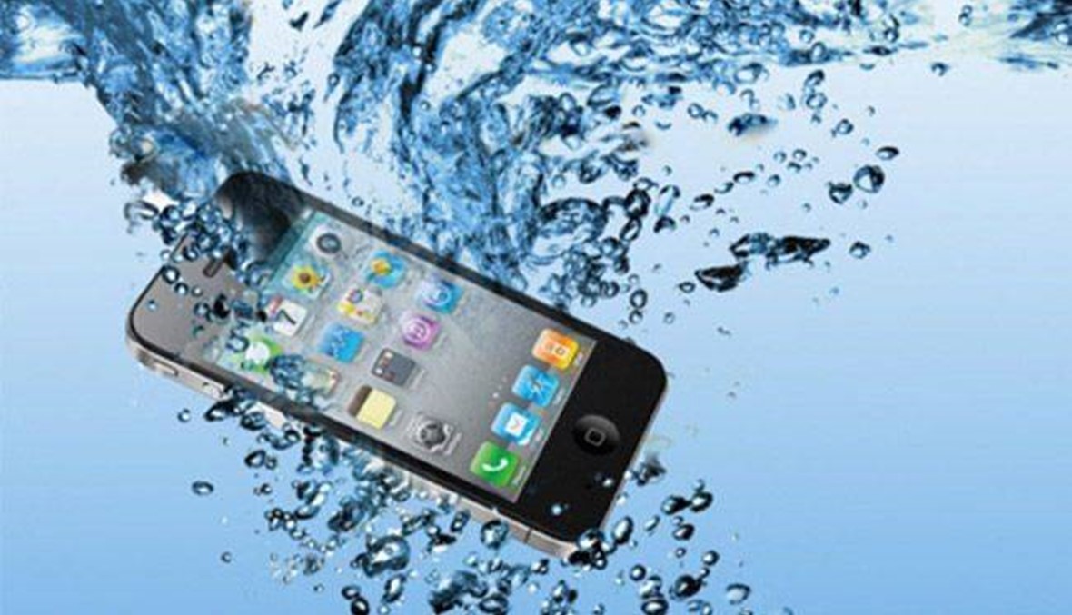 البطارية أصبحت ثابتة... ماذا تفعل لو سقط هاتفك الذكي في الماء!