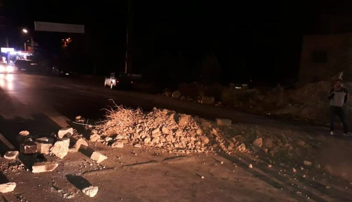 بالفيديو: اقفال مدخل الهرمل بالحجارة والاتربة