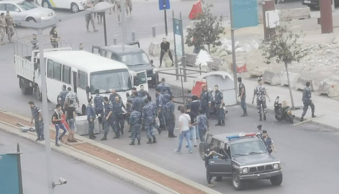 بالفيديو: اشكال في الصيفي بين القوى الأمنية وأحد المتظاهرين والجيش يتدخل