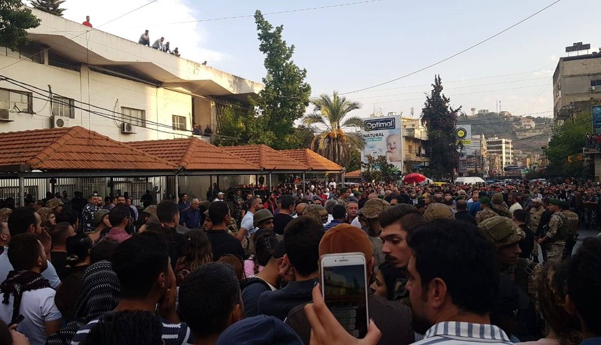 "عصيّ وتشابك بالأيدي" مع الحراك السّلمي في النبطية (صور وفيديو)