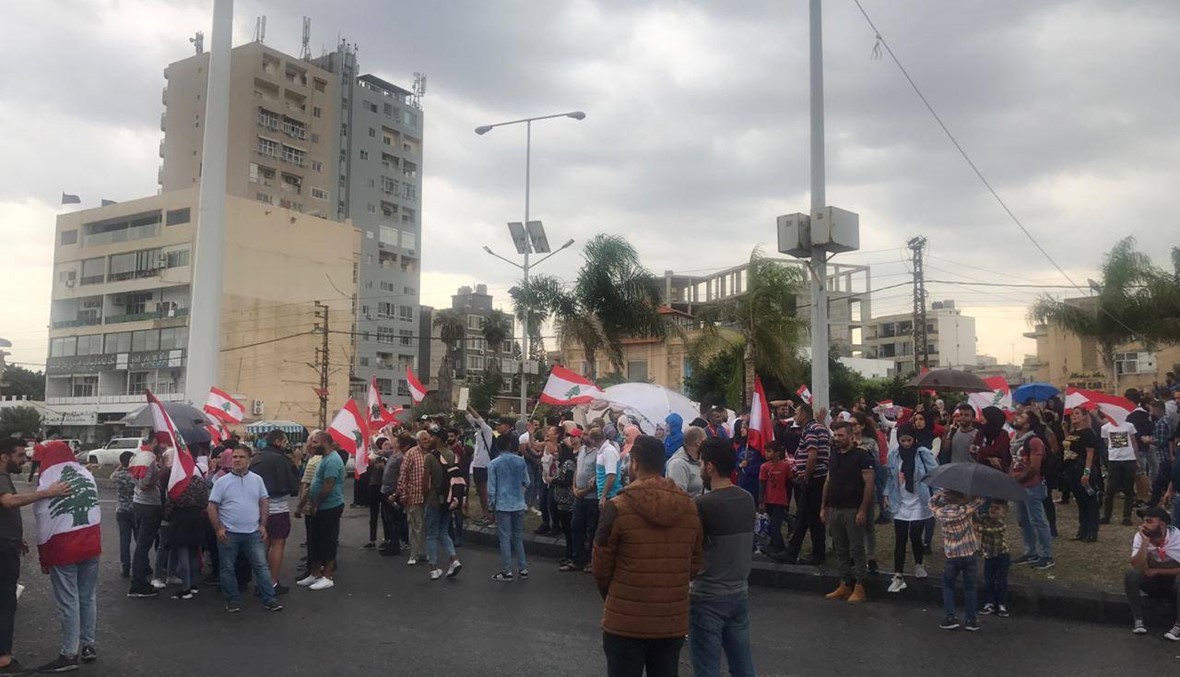 قطع طرق في صور وتحرّكات أمام مصرف لبنان