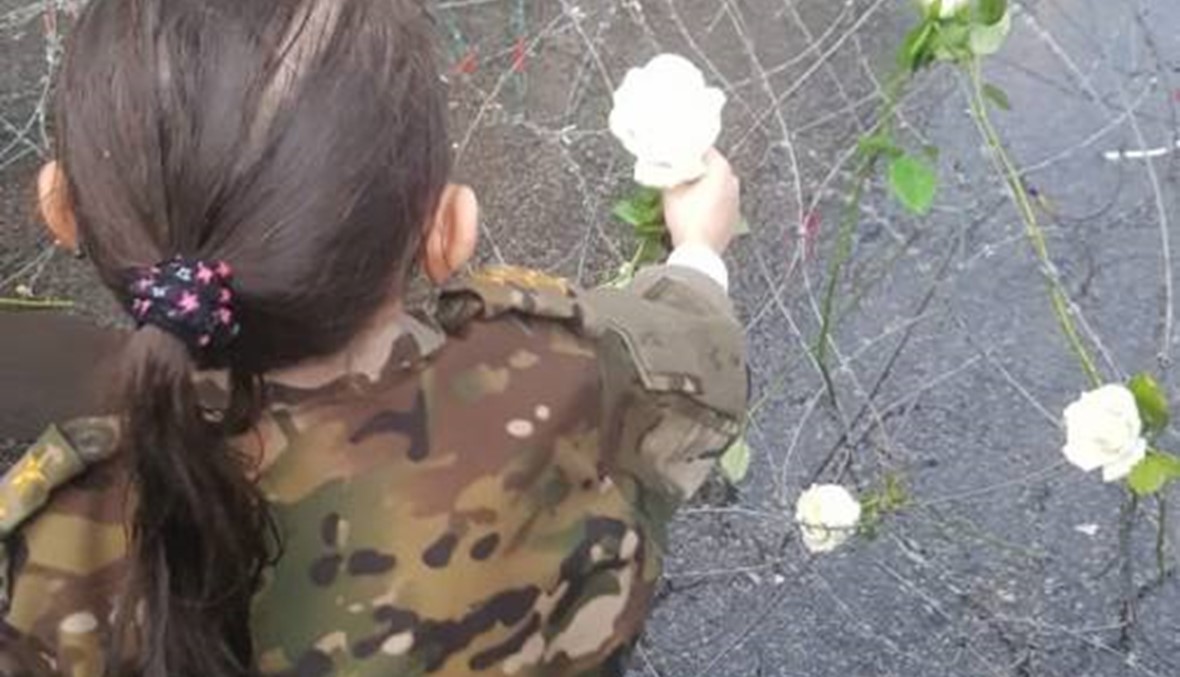 طفلة تتظاهر بعدما رأت جندياً يبكي... ورود بيضاء و"أحبُّ الجيش كثيراً" (فيديو وصور)