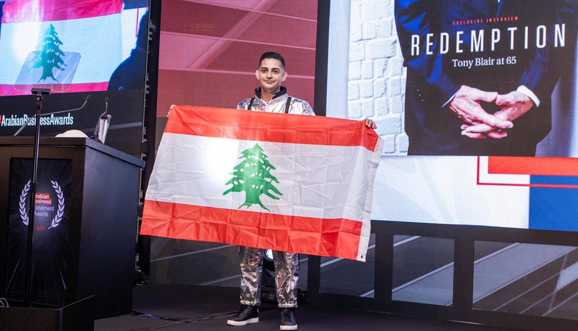 شاكر خزعل رفع العلم اللبناني... "لو كان هناك قانون عادل لكنتُ مُنِحتُ الجنسية" (صور)