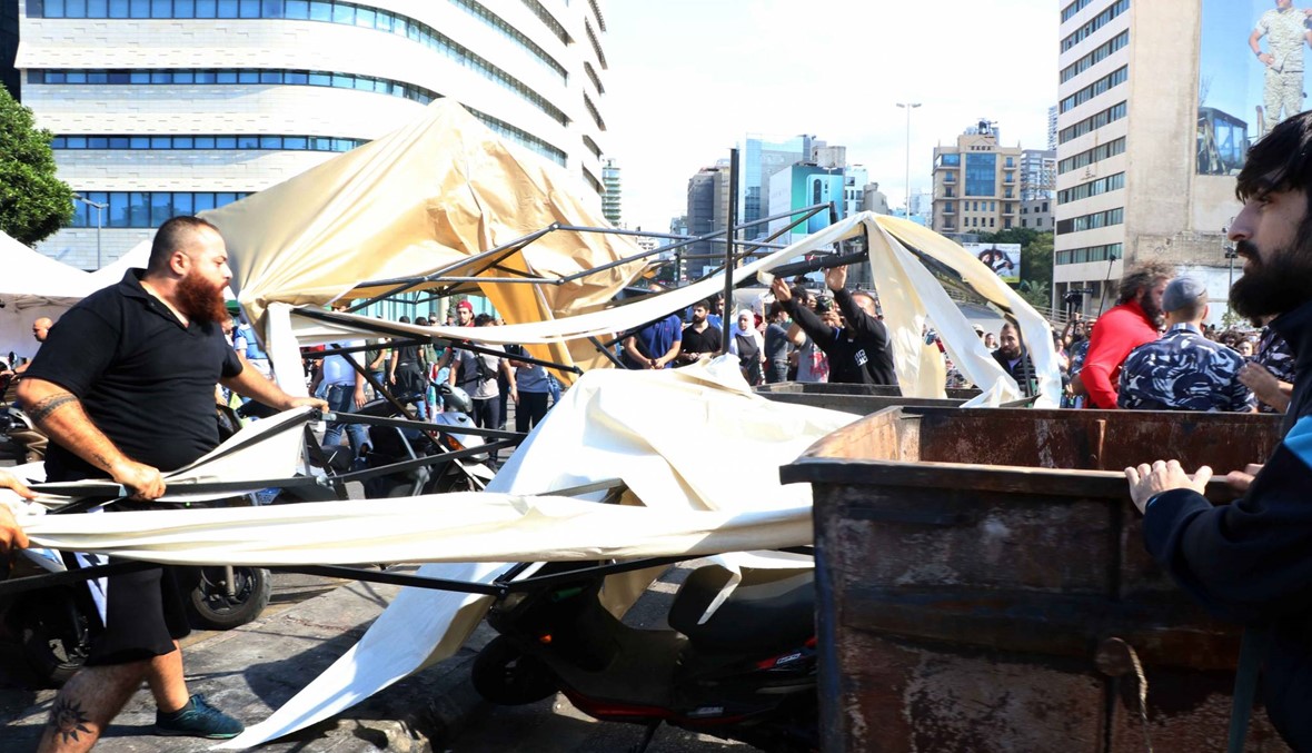 في اليوم الـ13: هجوم على المتظاهرين في وسط بيروت \r\nجرحى وحالات اختناق بعد استعجال حزبيين فتح الطرق