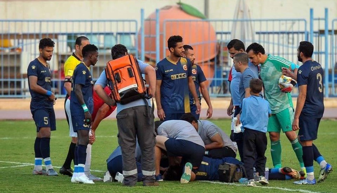 سرقة فريق خلال مباراة وطبيب "مطرود" ينقذ لاعباً من الموت (صورة)