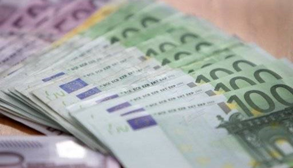 الأورو يحتفظ بمكاسبه مقابل الدولار