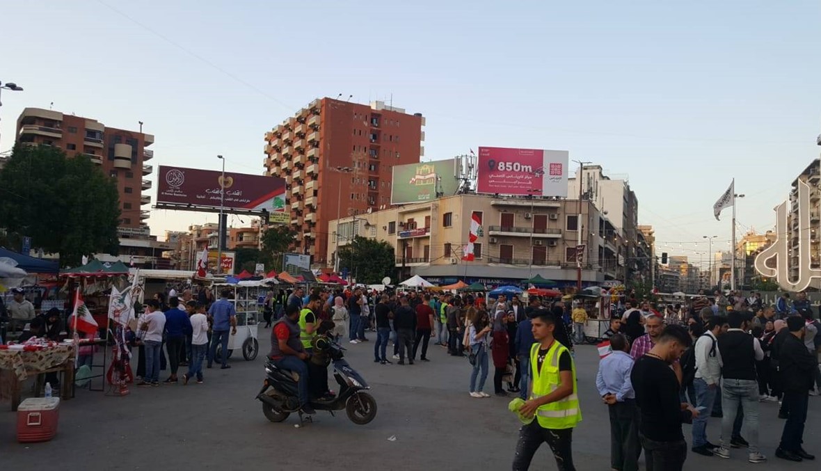 "الثورة بعدا مبلشة"... ساحة النور في طرابلس جمعت لبنان الليلة (صور وفيديو)