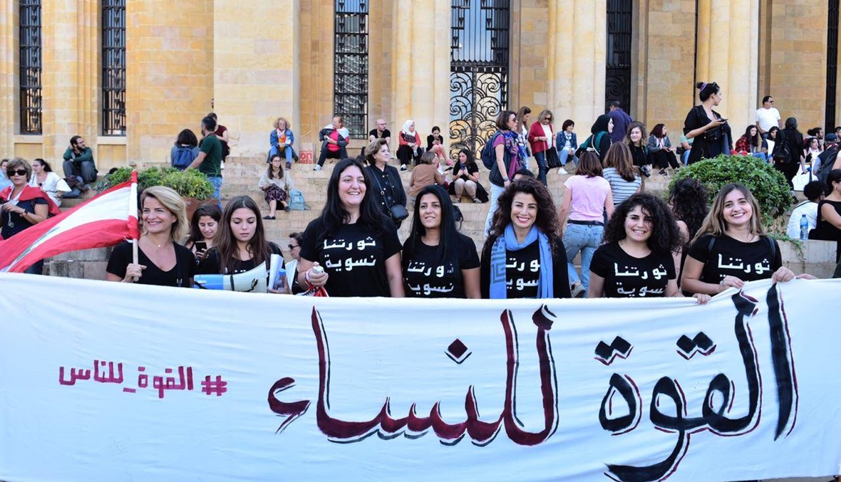 "القوّة للنساء" على أدراج المتحف... "ثورتنا أنثى" (صور وفيديو)