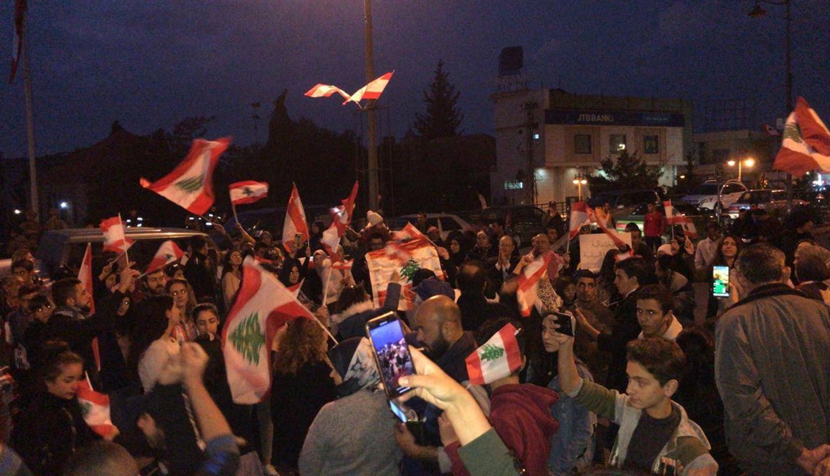 تظاهرات في بعلبك كسائر المناطق... رفع الأعلام اللبنانية وتوزيع ورود