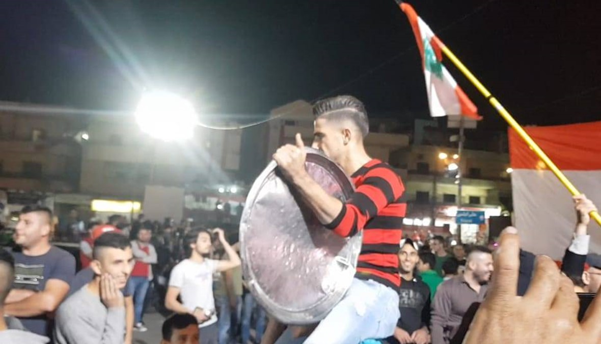 وسيلة احتجاج جديدة تشعل الانتفاضة... "قرع الطناجر" من بيروت إلى الساحات (صور وفيديو)