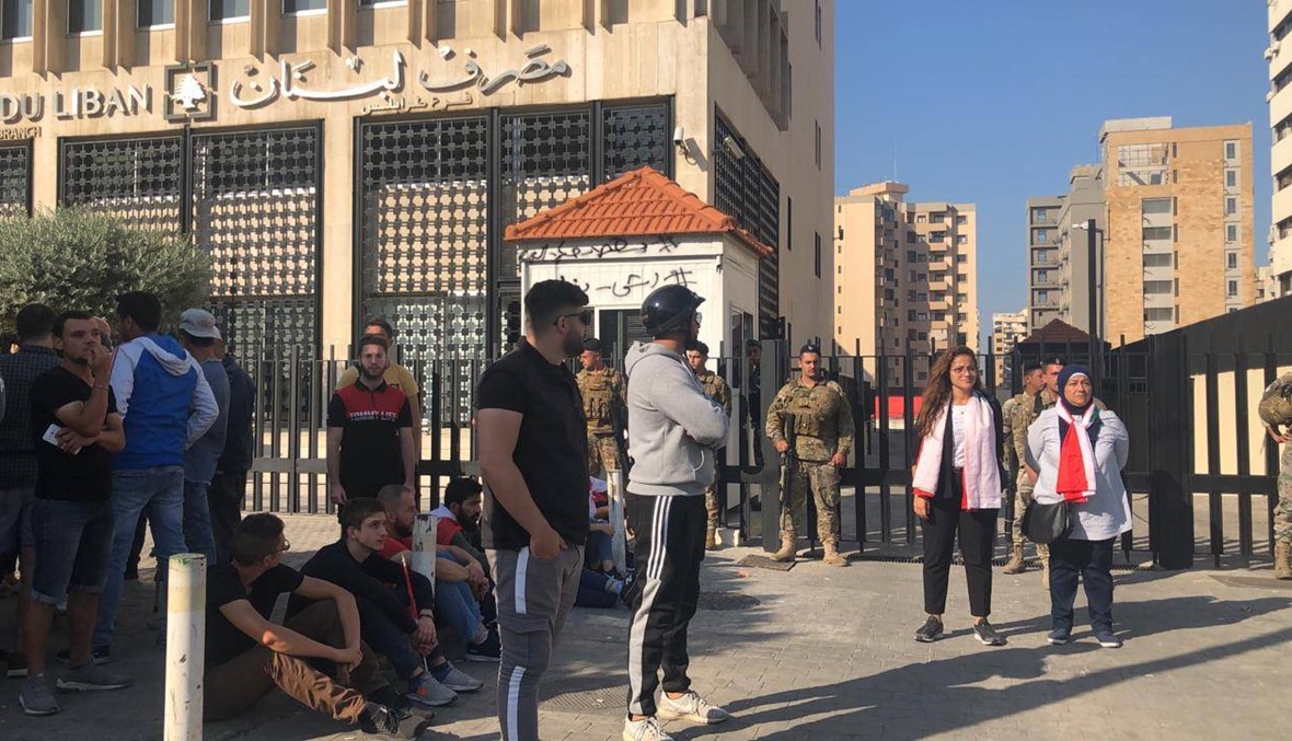محتجون يعتصمون أمام المصارف والمدراس والمؤسسات الرسمية في طرابلس