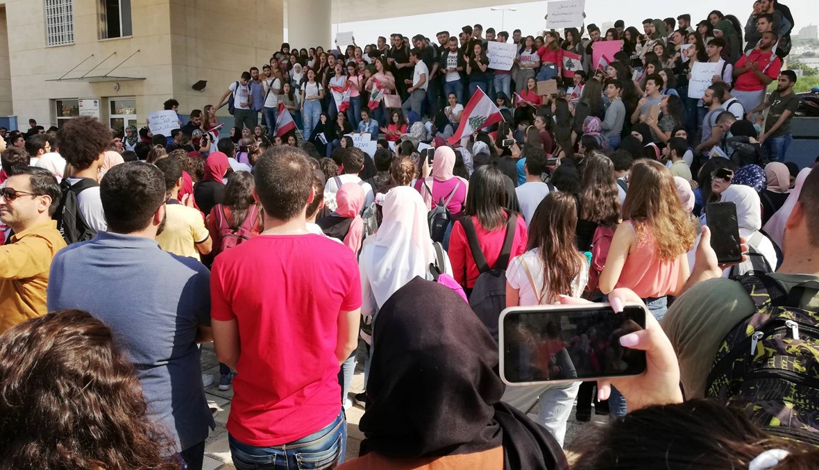 طلاب الجامعة اللبنانية نجوم الانتفاضة في يومها الثاني والعشرين