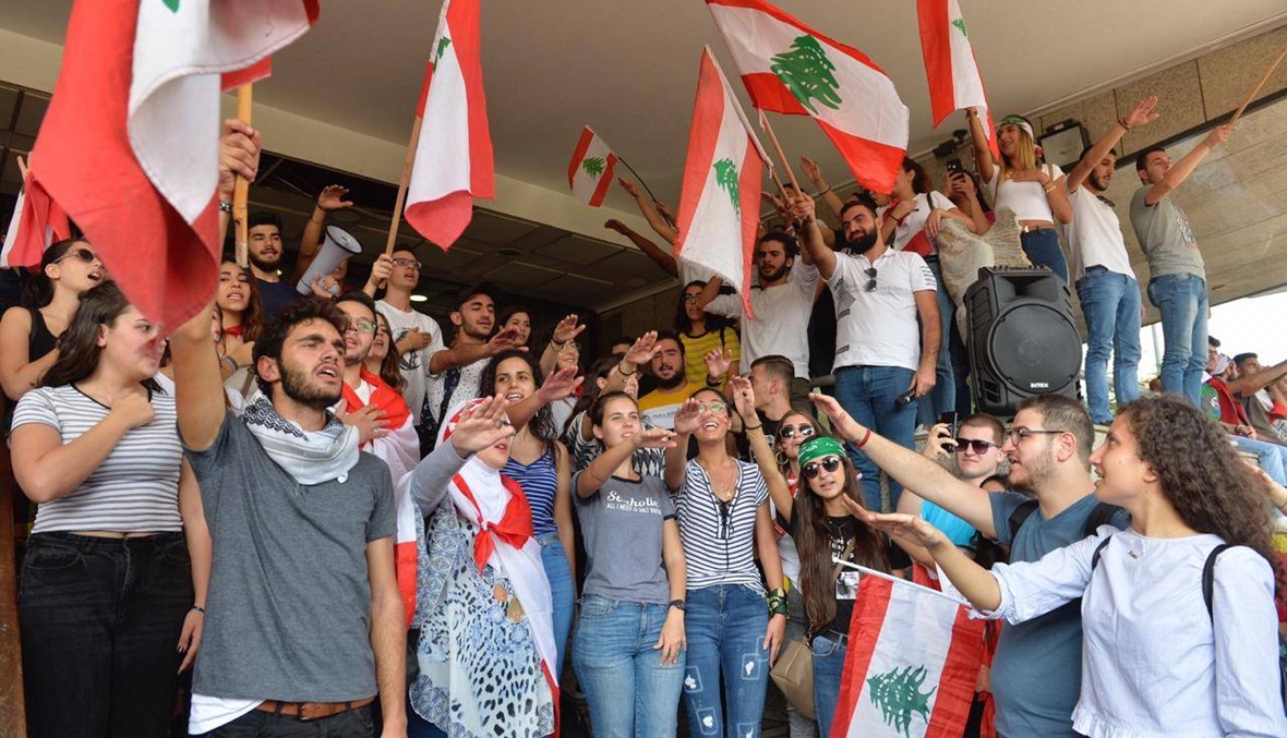 طلاب "اللبنانية" يواصلون حراكهم ودعوة لزملائهم بالنزول إلى الشارع (صور)