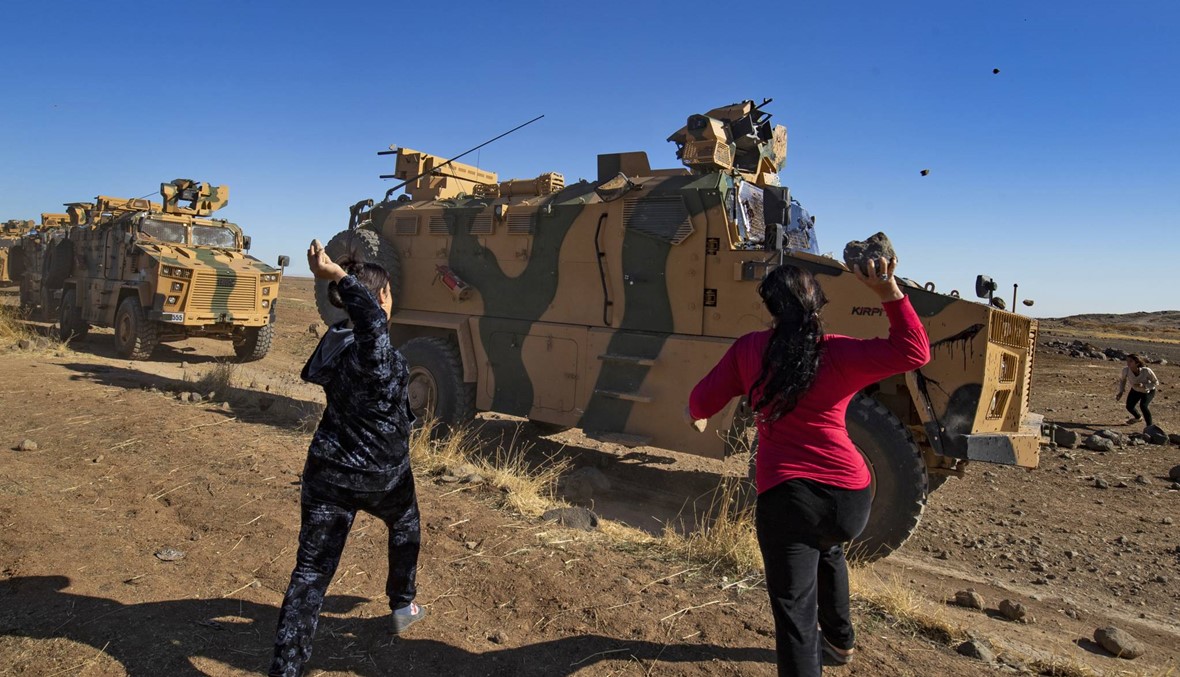 سوريا: متظاهرون أكراد يرشقون دوريّة روسيّة- تركيّة بالحجارة في معبدة الحدوديّة