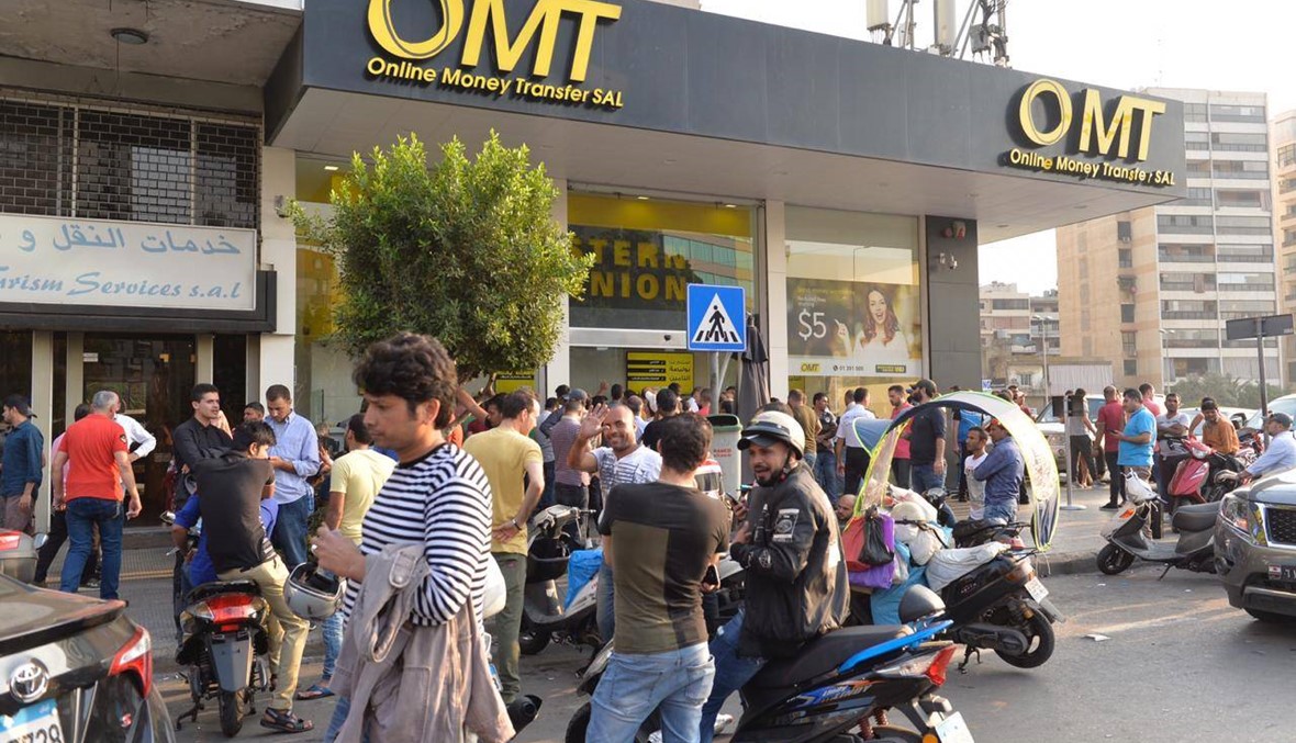 زحمة أمام أحد محال الـ OMT... عمّال أجانب يُحوّلون النقود إلى بلادهم (صور - فيديو)