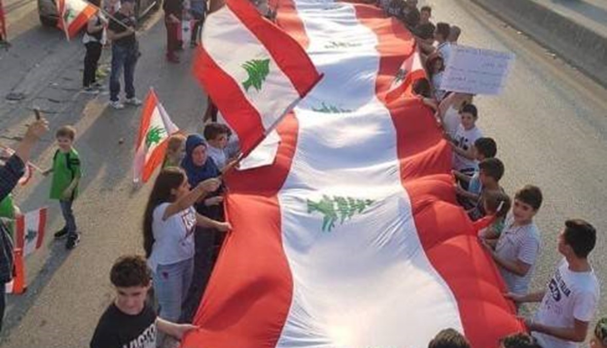 رفع علم لبناني بطول ألف متر في مسيرة في المنية