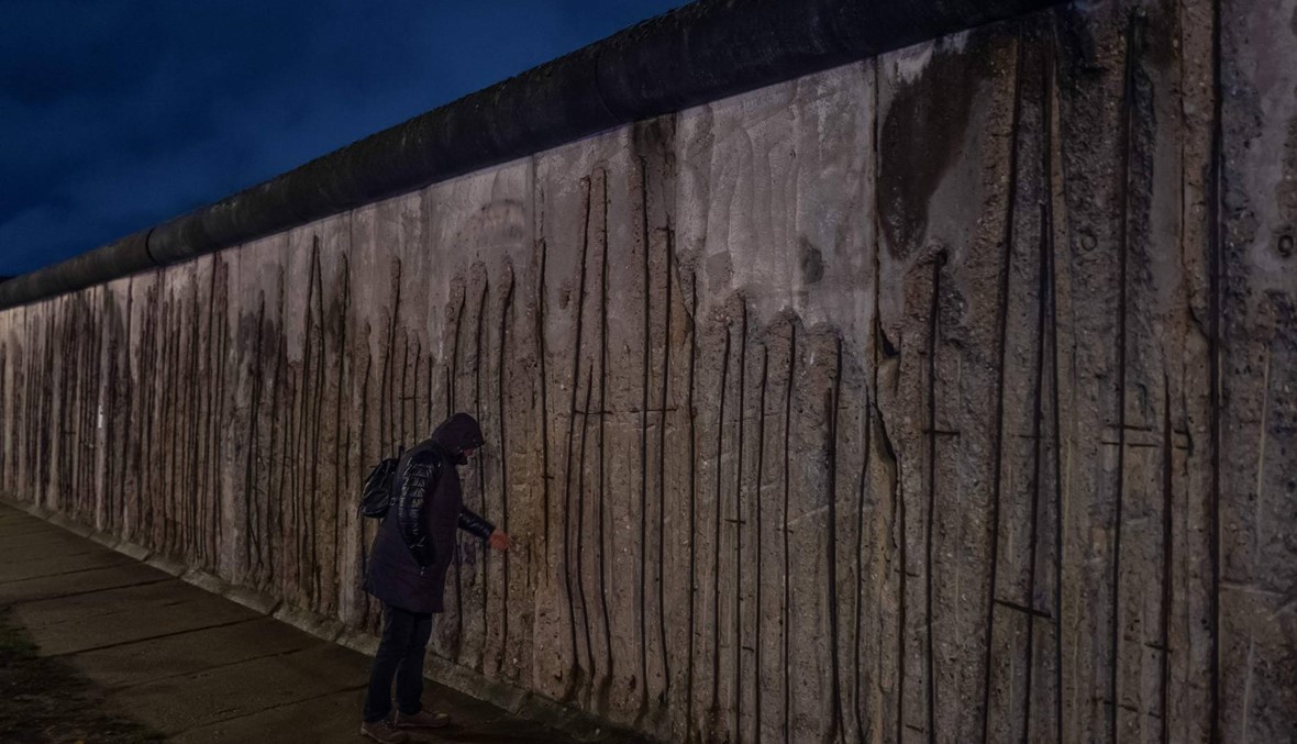 ألمانيا تحتفل بالذكرى الثلاثين لسقوط جدار برلين... باقات ورود ومفرقعات نارية