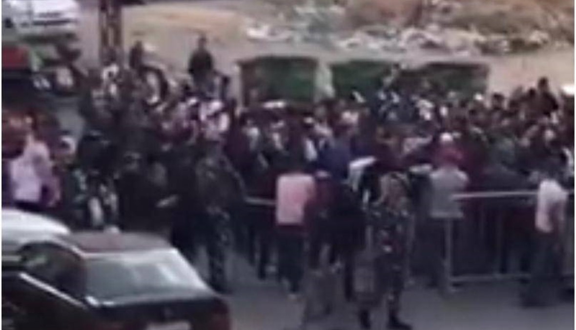 فيديو- متظاهرو طرابلس يجولون على منازل السياسيين... وأنصار كرامي يفاجئونهم!