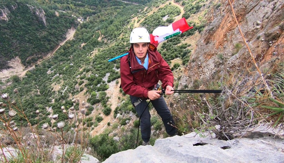 "اكتشف عكار" ترفع العلم اللبناني... أكثر من 130 متراً في قلب وادي جهنم (صور وفيديو)