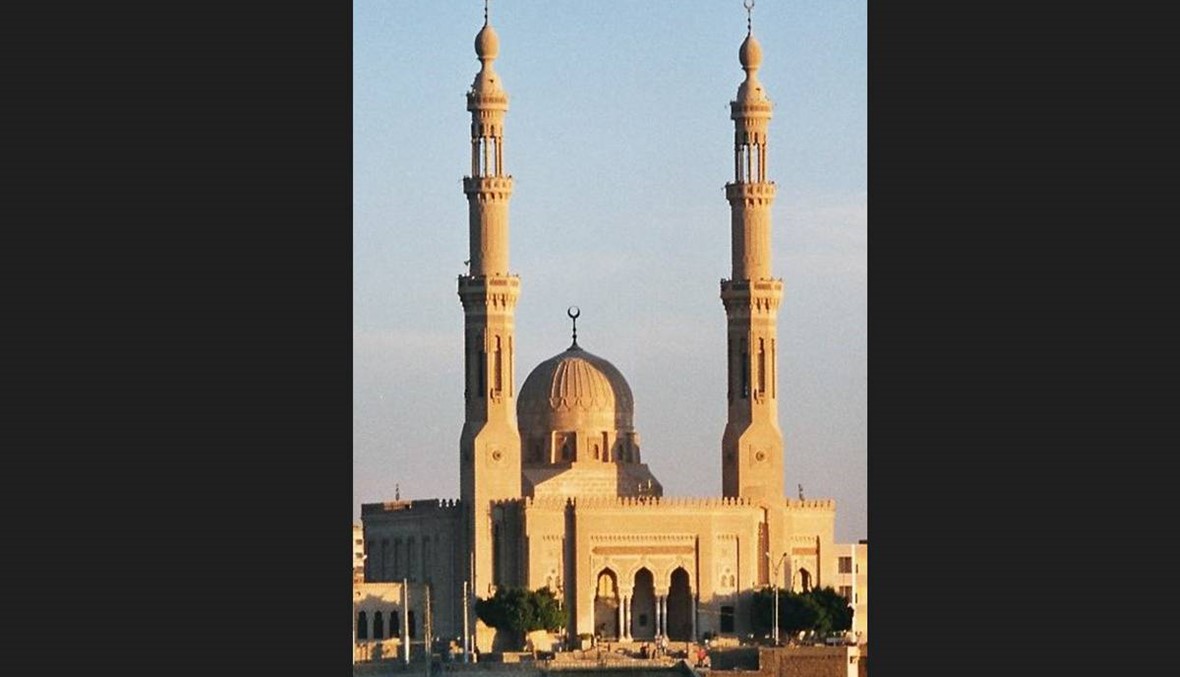 قسّ وشيخ يعظان أطفالاً مسيحيين داخل مسجد في جنوب مصر