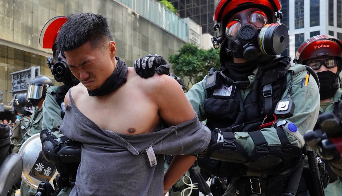 هونغ كونغ: الشرطة تطلق النار على محتجين وسط انتشار الفوضى