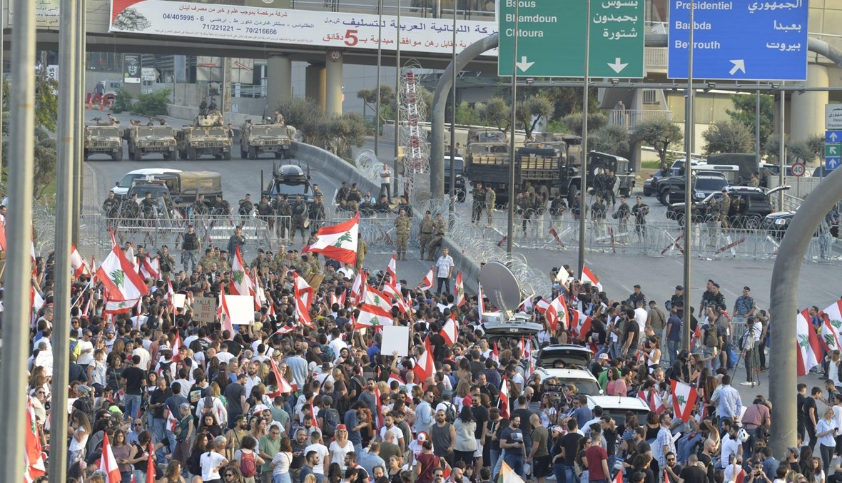 بالفيديو- تدافع بين المتظاهرين وعناصر مكافحة الشغب على طريق القصر الجمهوري
