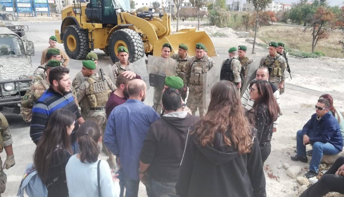 بالصور والفيديو: الجيش يحاول فتح الطريق في زحلة