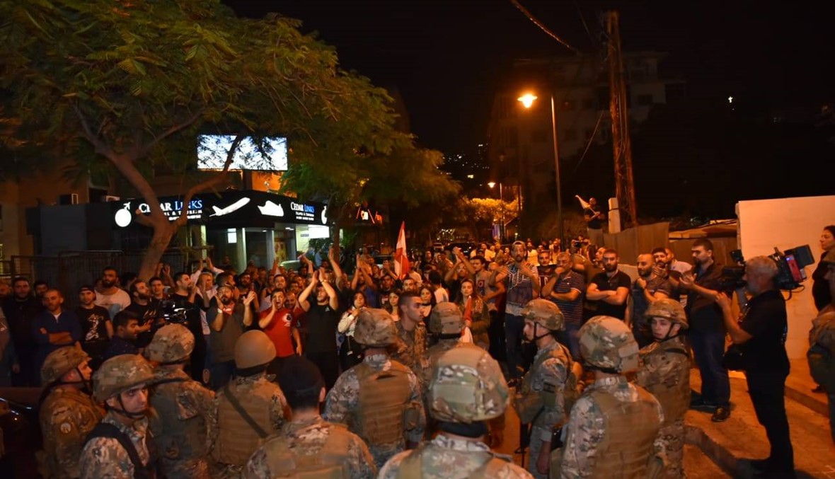 بعد إشكالات وكرّ وفر مع الجيش... المحتجون يقطعون أتوستراد جل الديب (بالفيديو والصور)