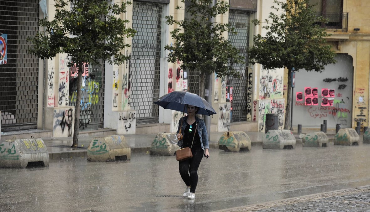 برك في الشوارع مع عودة الأمطار وتحذير للسائقين (صور)