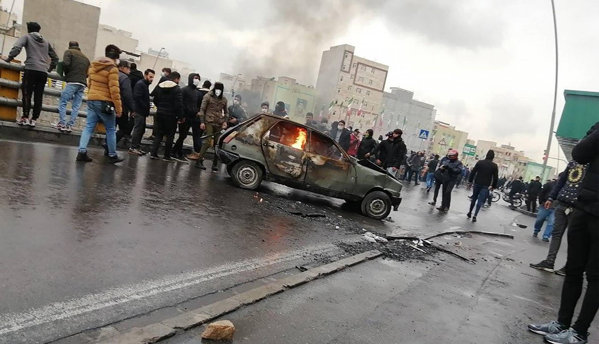 احتجاجات إيران: 40 موقوفاً في يزد ومقتل شرطي... خامنئي يتّهم "مثيري شغب"