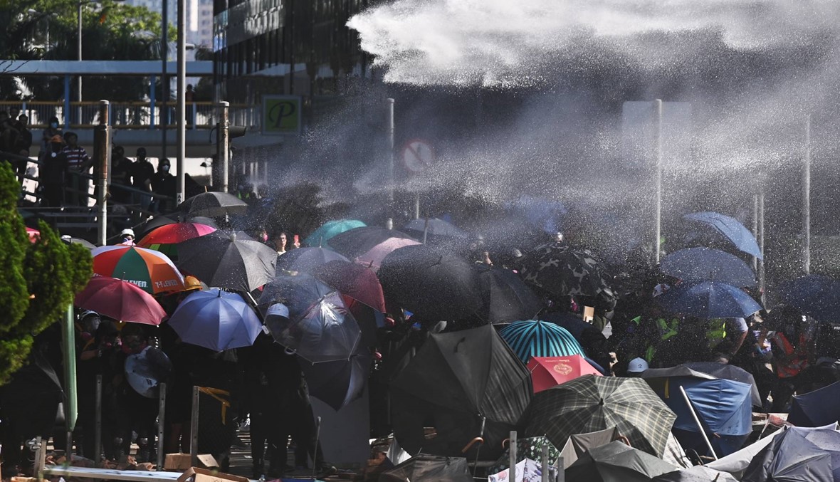 هونغ كونغ: مواجهات قرب جامعة البوليتكنيك... زجاجات حارقة وإصابة شرطي بسهم