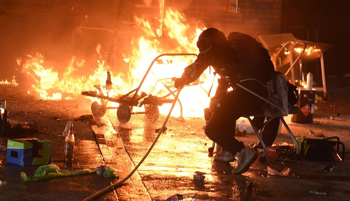 متظاهرون يشعلون النار عند مداخل جامعة في هونغ كونغ تصدّياً للشرطة