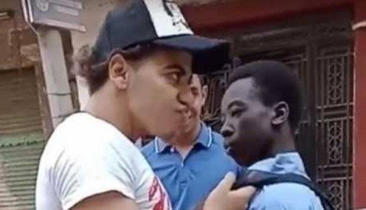 تنمّر وسخرية من طالب سوداني... القبض على 3 مصريين (صور وفيديو)