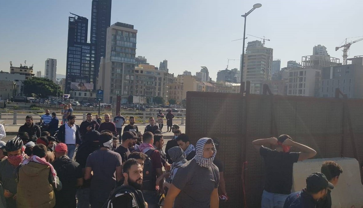 متظاهرون يحرقون السياج الخشبي مقابل "النهار" والدفاع المدني يخمد الحريق (صور وفيديو)