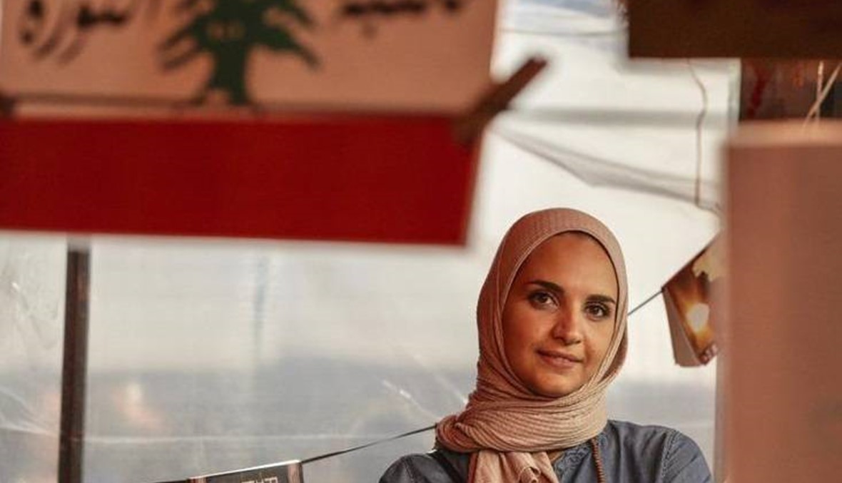 وجوه الانتفاضة - نرمين العويك أسست "مكتبة الثورة" في ساحة طرابلس... "هيدا بيتي"