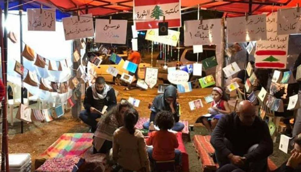 "مكتبة الثورة" في ساحة طرابلس... تنوير يشق طريقه في الفكر المنتفض