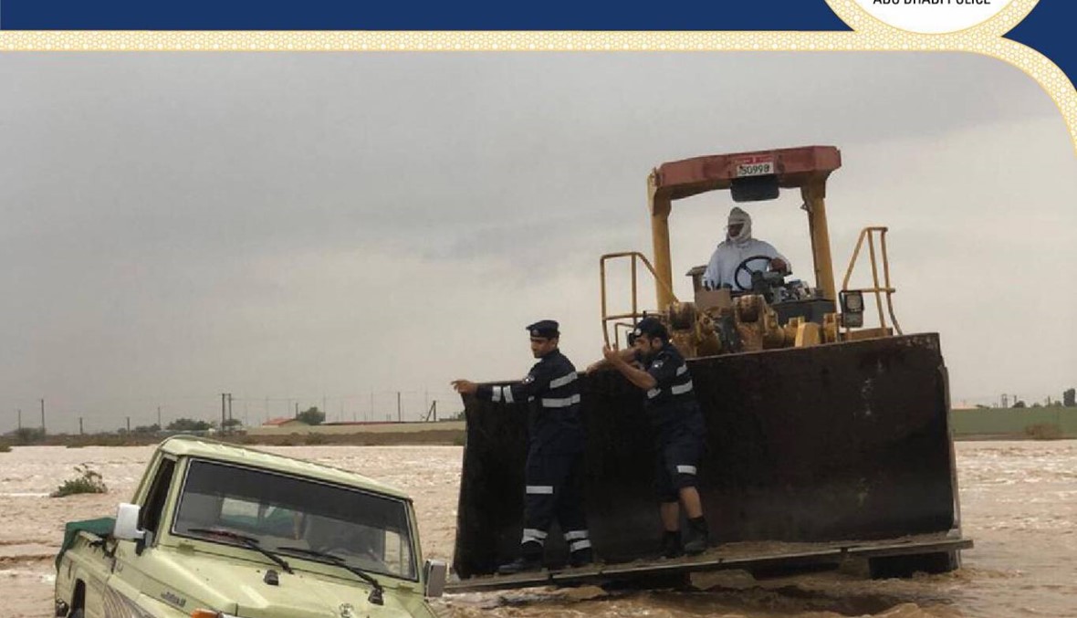 الإمارات: إنقاذ 10 مواطنين حاصرتهم مياه الأمطار في أحد الأودية