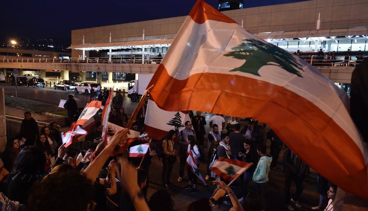 "ع هدير الطيارة"... مغتربون وصلوا إلى بيروت للمشاركة في احتفال الاستقلال (صور وفيديو)