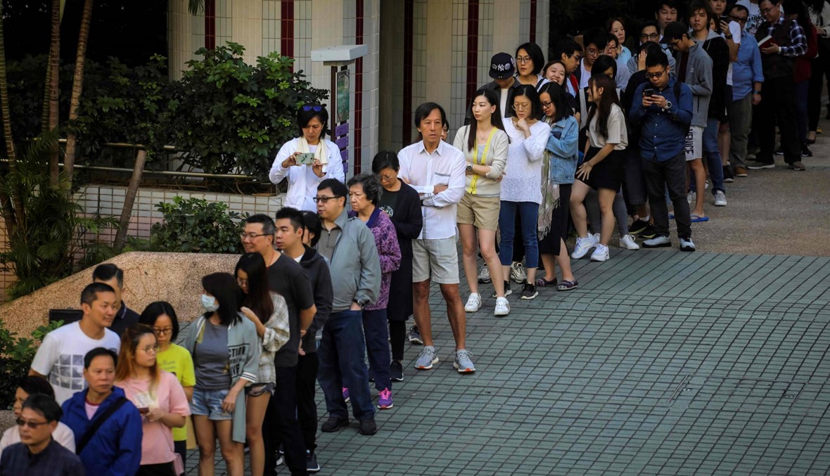 انطلاق انتخابات المجالس المحلية في هونغ كونغ... تصويت مبكر خشية وقوع اشتباكات