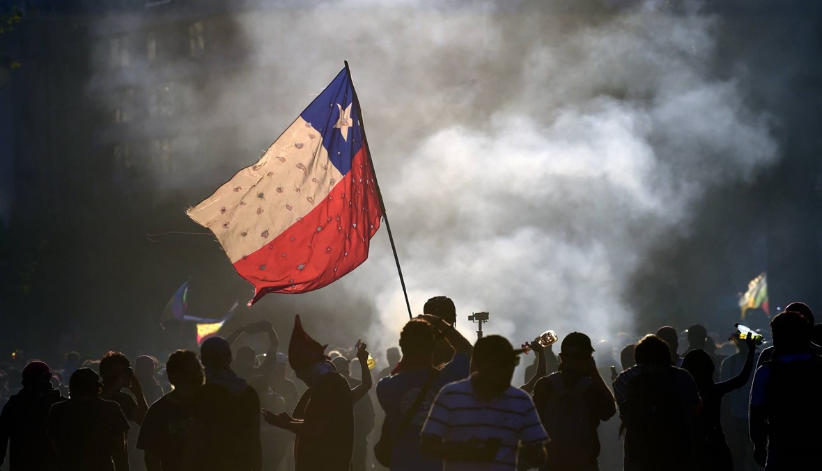 تشيلي: أعمال عنف تشمل سرقة مصرف وهجمات على مراكز للشرطة
